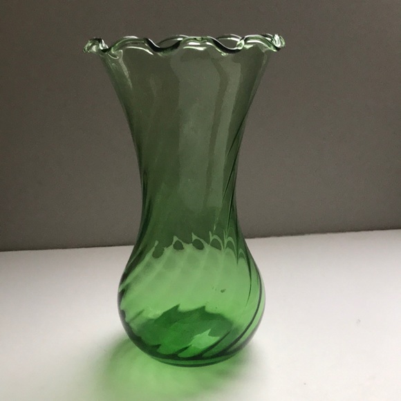 Vintage Emerald Green Glass Ruffle top Swirl Vase - Picture 8 of 8